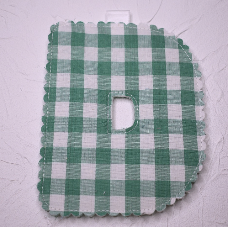 Scolloped letter - D