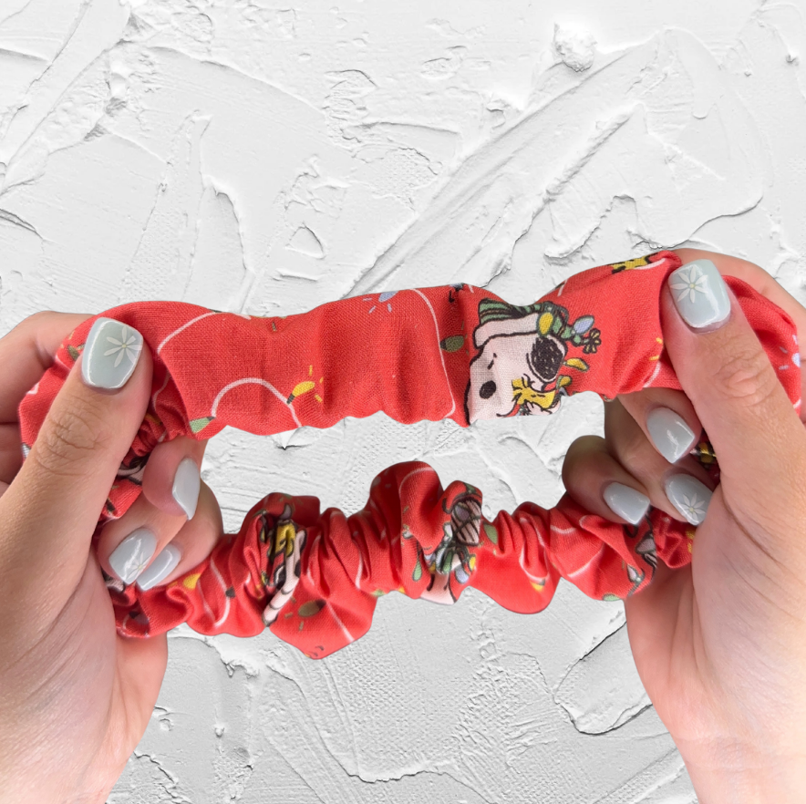 Scrunchie - White dog christmas